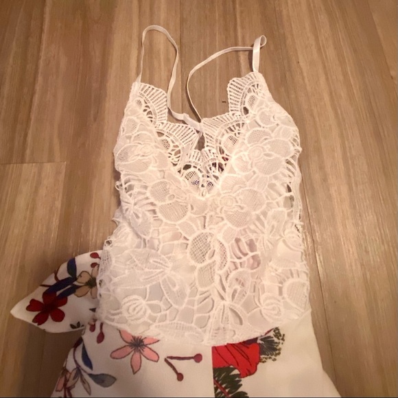 FLORAL LACE BACKLESS ROMPER - Picture 4 of 8
